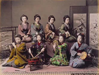 Gruppe von Geisha-Mädchen, die Musikinstrumente spielen